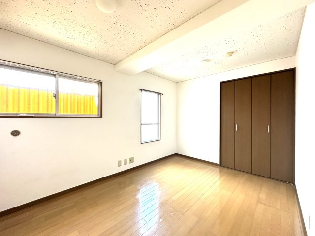 メゾンホクソーの洋室|クローゼットを備えた機能的な洋室。収納力に優れ、すっきりと整った空間を保ちやすく、住まい全体の心地よさを高めてくれます。