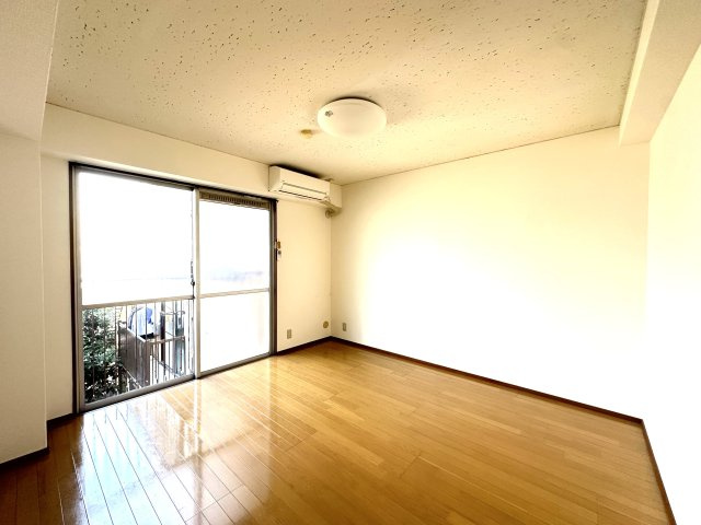 メゾンホクソーの洋室|陽射しがやわらかく注ぐ洋室は、心をほどく静けさに包まれたプライベート空間。家具をどう配置しようか、想像するだけで暮らしの夢がふくらみます。