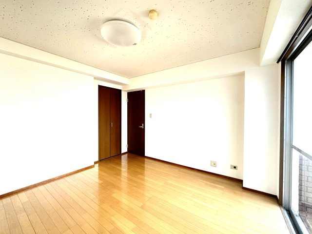 メゾンホクソーの洋室|明るさと落ち着きを兼ね備えた洋室。大きな窓から差し込む自然光が、心をやさしく満たしてくれる穏やかなプライベート空間です。