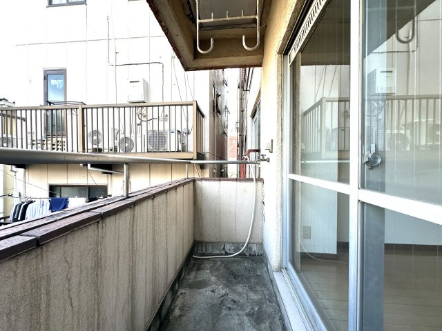 メゾンホクソーのバルコニー|空と風を身近に感じられる開放的なバルコニーで、心も体もリフレッシュできる心地よいひとときを。