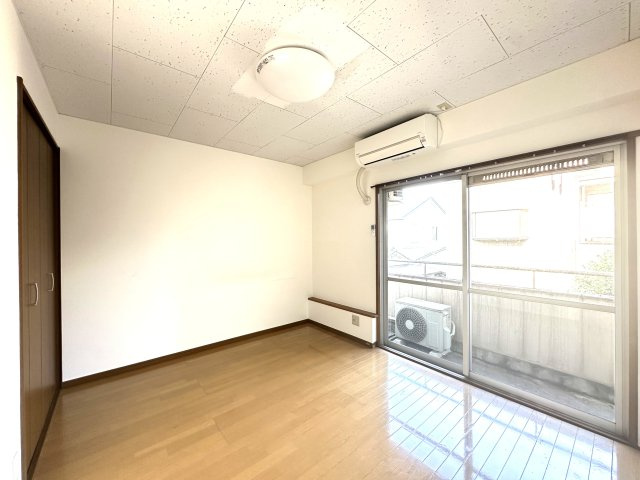 メゾンホクソーの洋室|家具のレイアウトも自由自在な洋室は、暮らす人のスタイルに寄り添える柔軟な一部屋。毎日をより快適に、自分らしく過ごせる場所です。