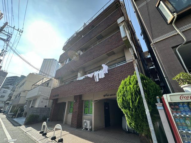 メゾンホクソーの外観|主張しすぎず、それでいて印象に残る佇まい。ほどよい高さと洗練されたデザインが、安心感と心地よさを演出します。