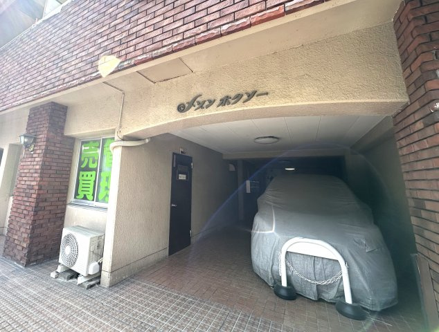 メゾンホクソー|住まいの顔とも言えるエントランスは、控えめながらも上品な佇まい。季節の風を感じながら帰る道すがら、この場所が“わが家”である誇らしさが静かに胸を満たします。