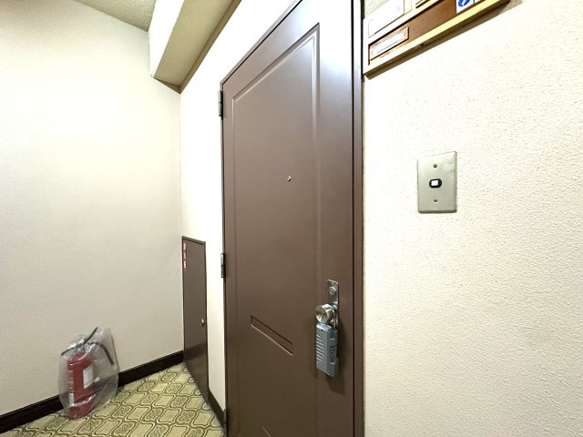 メゾンホクソー|上質感漂うエントランスが、家族の帰宅をやさしく迎え、日常をちょっと特別に彩ります。