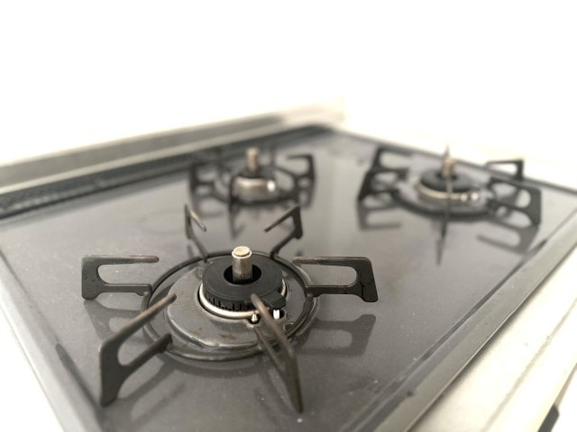 メゾンホクソーのキッチン|3口ガスコンロで、同時調理もスムーズに。忙しい毎日にうれしい機能です。