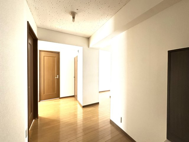 メゾンホクソーの玄関|明るく開放感のある玄関が、家族や訪れる人を優しく迎える心地よい第一印象を演出します。：