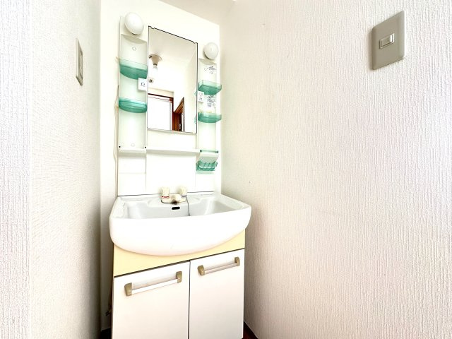 メゾンホクソーの独立洗面台|忙しい朝もスムーズに。家族みんなが使いやすい清潔感あふれるシャワーつき洗面台。