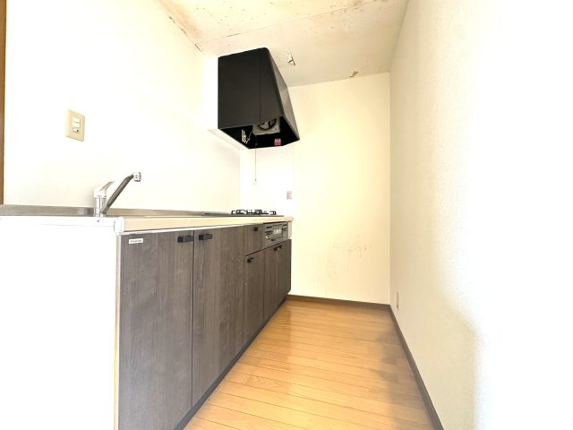 メゾンホクソーのキッチン|使い勝手の良さとデザイン性を兼ね備えたキッチンは、料理好きの方にも嬉しい仕様。手元が明るく、調理中も快適に過ごせます。