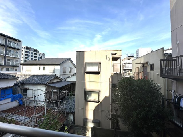 メゾンホクソーの展望|窓越しに広がる風景が、暮らしのリズムにそっと寄り添う。空の色、風の動き、遠くの街の灯り──そのすべてが、日常に静かな豊かさを添えてくれます。