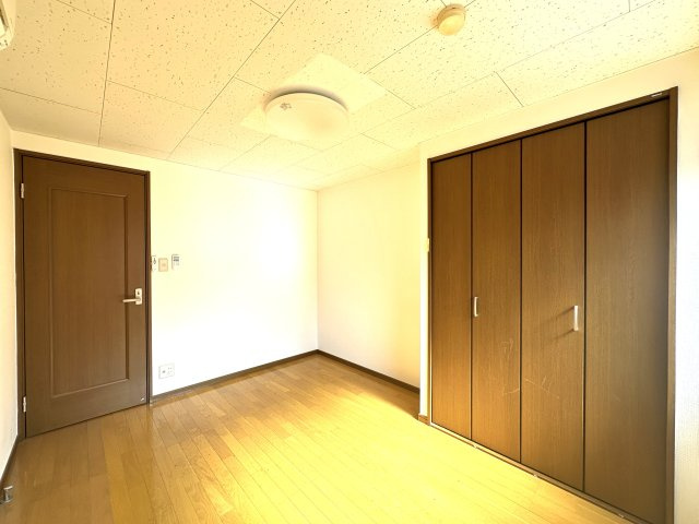 メゾンホクソーの洋室|家具のレイアウトも自由自在な洋室は、暮らす人のスタイルに寄り添える柔軟な一部屋。毎日をより快適に、自分らしく過ごせる場所です。