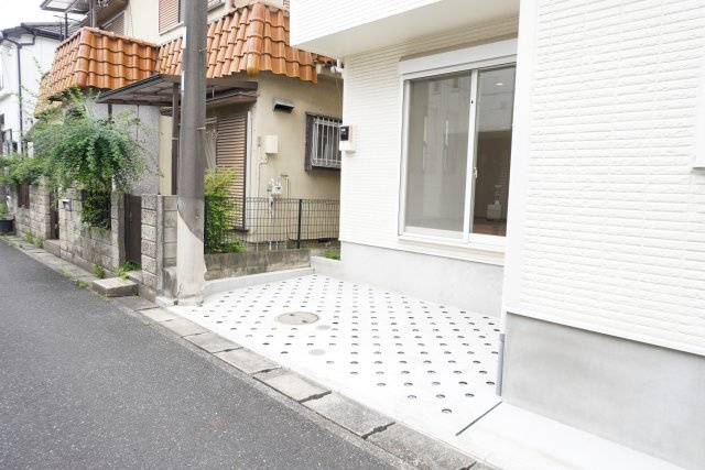 越谷市下間久里 中古戸建の駐車場