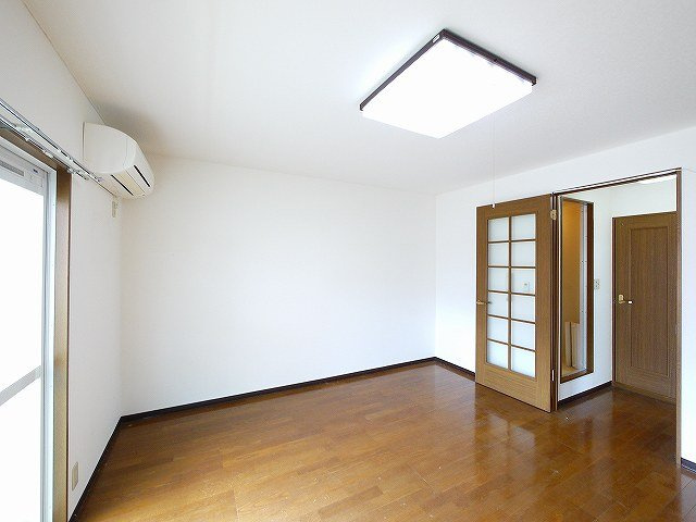 ラックハウスの寝室|開放的な寝室です