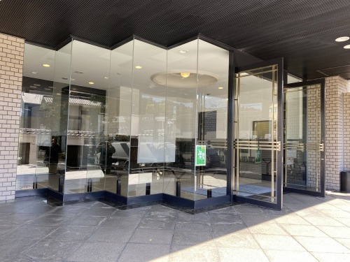 パークハイム宝ヶ池銀杏館のエントランス