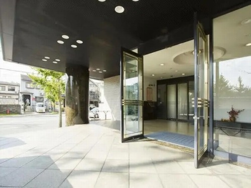 パークハイム宝ヶ池銀杏館のエントランス