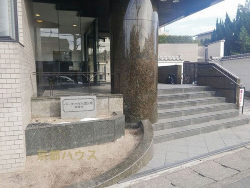 パークハイム宝ヶ池銀杏館のエントランス