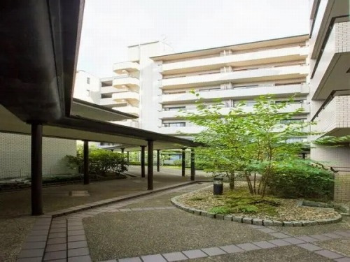 パークハイム宝ヶ池銀杏館のエントランス