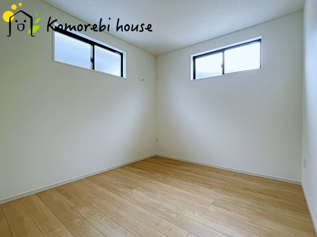 桶川市北　9期　新築一戸建て　グレース　01の洋室|高さのある窓からしっかり採光をキャッチ！
自分だけの空間で趣味を楽しみましょう♪