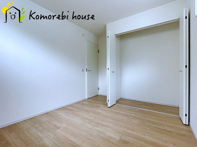 桶川市北　9期　新築一戸建て　グレース　01の洋室|高さのある収納付き♪
カラーボックスを置いて、上手に仕分けしましょう♪