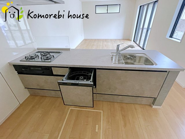 桶川市北　9期　新築一戸建て　グレース　01のキッチン|お料理中でも楽しめるご家族の会話♪
対面式でお手伝いも楽しくなりますね！