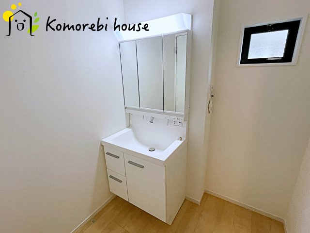 桶川市北　9期　新築一戸建て　グレース　01の独立洗面台|嬉しい3面鏡の裏は収納つき！
プライベートなものもしっかいり隠せます♪