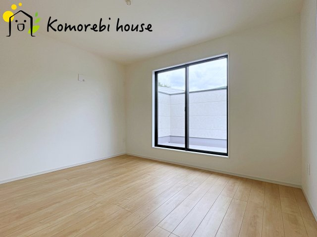 桶川市北　9期　新築一戸建て　グレース　01の寝室|9.2帖の洋室はご夫婦にどうぞ♪
大きなベッドにドレッサーを置いても余裕がございます♪