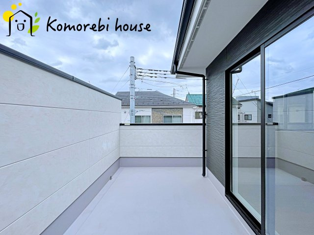 桶川市北　9期　新築一戸建て　グレース　01のバルコニー|L字型のワイドバルコニーで洗濯物もたくさん干せます♪
壁も高くプライバシーが守られ安心ですね♪