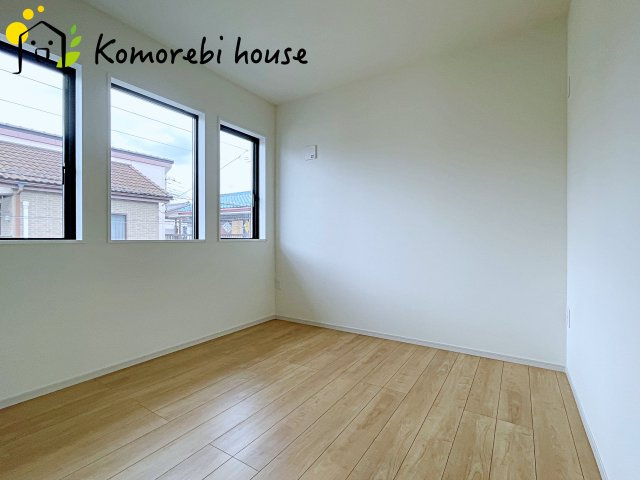 桶川市北　9期　新築一戸建て　グレース　01の子供部屋|3蓮窓が可愛らしい印象を与えます♪
採光面が大きいので昼間は電気いりません！