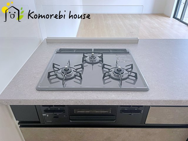 桶川市北　9期　新築一戸建て　グレース　01のキッチン|お掃除が楽なシステムキッチン♪
3口あればお料理もスムーズですよね♪