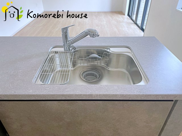 桶川市北　9期　新築一戸建て　グレース　01のキッチン|浄水器付きの水栓♪
中のカートリッジの交換は忘れずにッ！