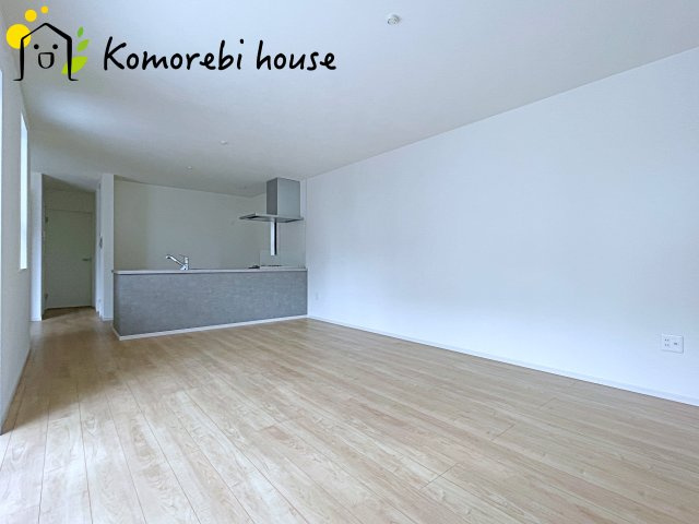 桶川市北　9期　新築一戸建て　グレース　01の居間・リビング|対面キッチンで弾むご家族の会話♪キッチンとダイニング部分が近く配膳や片付けもスムーズです♪お子様も自分の食器を下げる習慣がつきます♪