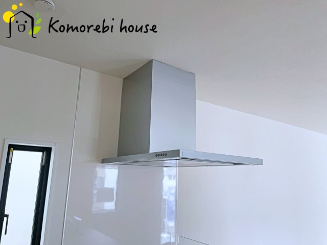 桶川市北　9期　新築一戸建て　グレース　01のキッチン|コンパクトなフードがキッチンとリビングの一体感を生み出します♪
お掃除の手間も少なく手入れがラクラク♪