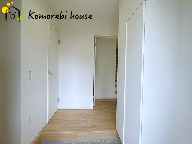 桶川市北　9期　新築一戸建て　グレース　01の玄関|ただいまー！！と扉を開ければこの景色。
おかえりーの声がリビングから聞こえてきます♪