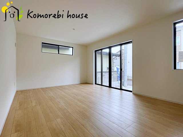 桶川市北　9期　新築一戸建て　グレース　01の居間・リビング|爽やかな風が吹き抜ける心地良いリビングには、自然と家族が集まります♪
採光面も大きく昼間は電気いらず♪