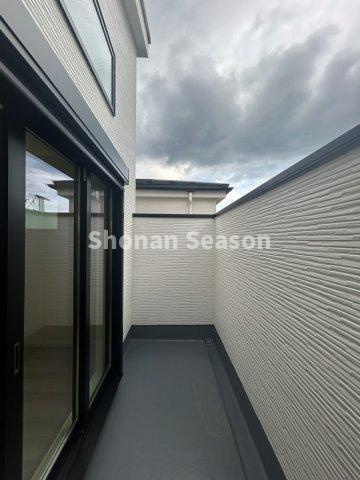 【バルコニー】 | カーテンを開けっぱなしにしても、外の視線が気にならない高さのあるバルコニーも嬉しいポイントです♪