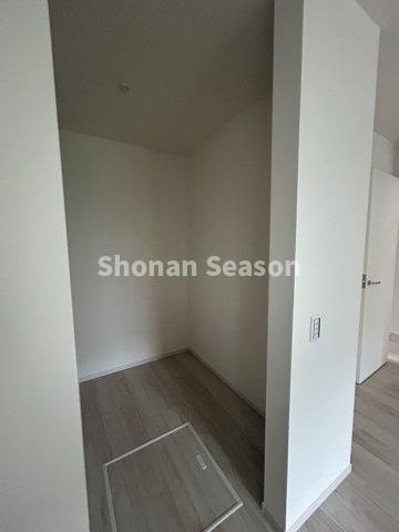 【収納】 | メイン居室には「WIC」を完備◎
普段出し入れの少ない季節物の収納にも一役買ってくれますよ♪