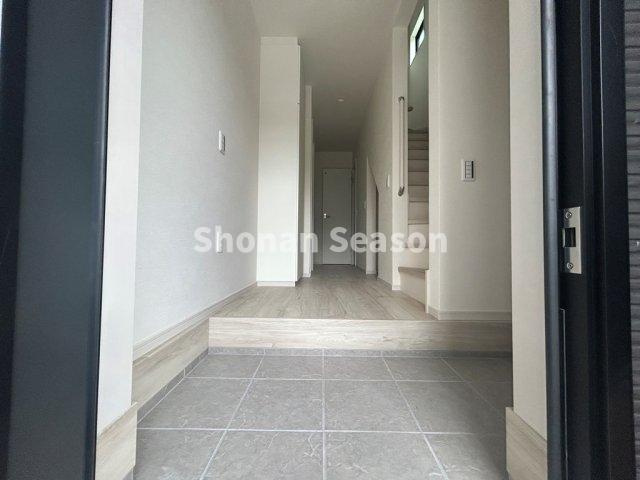 【玄関】 | JR相模線・東海道本線２路線からアクセスOK！
シンプル・機能性充実の新築一戸建てです♪