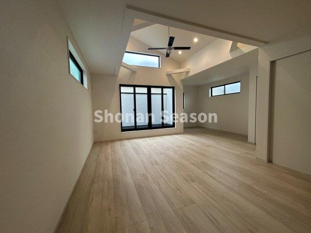 【居間・リビング】 | 開放感あふれる吹抜リビング◎
陽当り・風通りも良好ですよ♪