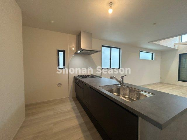 【キッチン】 | リビングとの間に仕切りのないオープンキッチン！
お料理しながら会話も弾みます♪