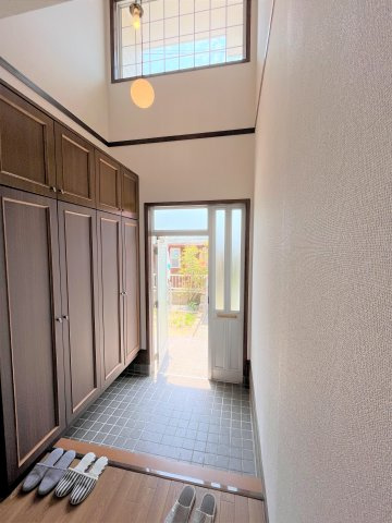 【玄関】 | 仲介手数料無料！西岐波小学校に通えるリフォーム済み中古住宅　宇部市西岐波 | 明るい玄関です