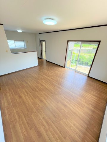 【居間・リビング】 | 仲介手数料無料！西岐波小学校に通えるリフォーム済み中古住宅　宇部市西岐波 | ゆったりとした居間です