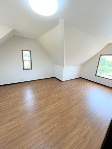 【洋室】 | 仲介手数料無料！西岐波小学校に通えるリフォーム済み中古住宅　宇部市西岐波 | ２面採光の明るいお部屋で健やかな毎日