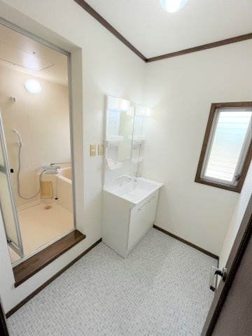 【洗面所】 | 仲介手数料無料！西岐波小学校に通えるリフォーム済み中古住宅　宇部市西岐波 | 使いやすい洗面所です