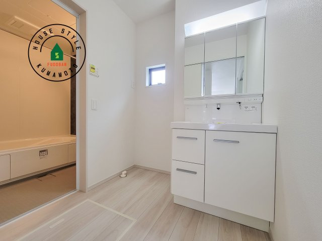 合志市幾久富第2-2棟（1号棟）　の脱衣所|ゆとりの洗面スペースで朝の身支度もスムーズに。暮らしを快適に変えるシャワー付洗面台です！