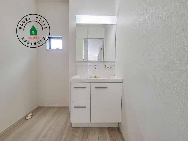 合志市幾久富第2-2棟（1号棟）　の独立洗面台|毎日使うものだから清潔な空間を保ちたい水回り。洗面にはそんな願いを解消させてくれる収納アイデアが満載です。三面鏡の裏側にはキャビネットが現れ小物から背の高い物まで収納できます。