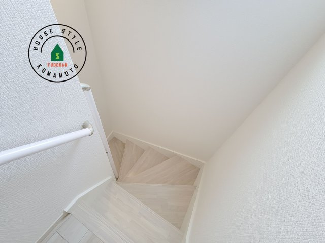 合志市幾久富第2-2棟（1号棟）　の内装|＜手すり付階段＞手すりがないと階段の昇り降りで危険なことはもちろん、壁に手をつきながら歩くことで壁紙が汚れやすくなります。すべての方に快適に昇り降りしていただくため、手すりを設置しました。