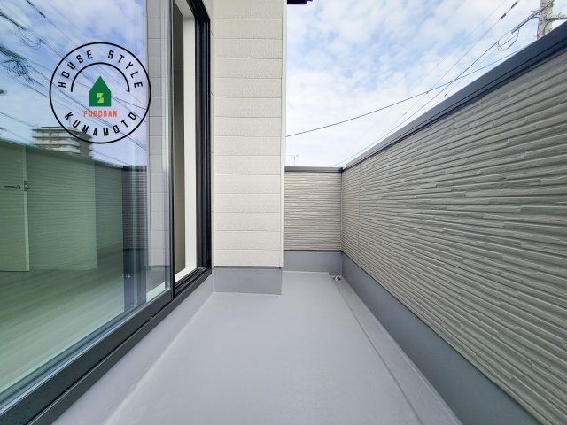 合志市幾久富第2-2棟（1号棟）　のバルコニー|風をしっかりと感じられるバルコニーでは、毎日が洗濯日和です。広々としているので洗濯も楽しくなるでしょうし、気分転換にバルコニーからの眺めを楽しむのもいいでしょう。