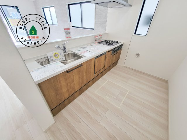 合志市幾久富第2-2棟（1号棟）　のキッチン|明るいキッチン作業スペースを多くとりました。ご夫婦でキッチンに立っても調理がしやすい広さです。食器類もすっきりと片付く収納は魅力的です。