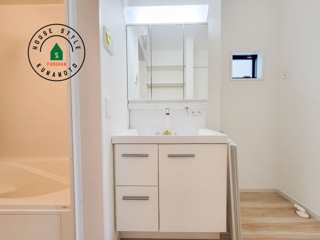 合志市幾久富第2-2棟（2号棟）　の独立洗面台|毎日使うものだから清潔な空間を保ちたい水回り。洗面にはそんな願いを解消させてくれる収納アイデアが満載です。三面鏡の裏側にはキャビネットが現れ小物から背の高い物まで収納できます。