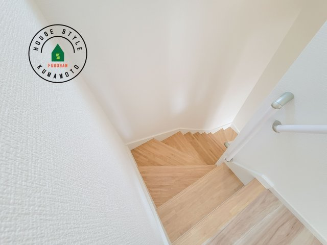 合志市幾久富第2-2棟（2号棟）　の内装|＜手すり付階段＞手すりがないと階段の昇り降りで危険なことはもちろん、壁に手をつきながら歩くことで壁紙が汚れやすくなります。すべての方に快適に昇り降りしていただくため、手すりを設置しました。
