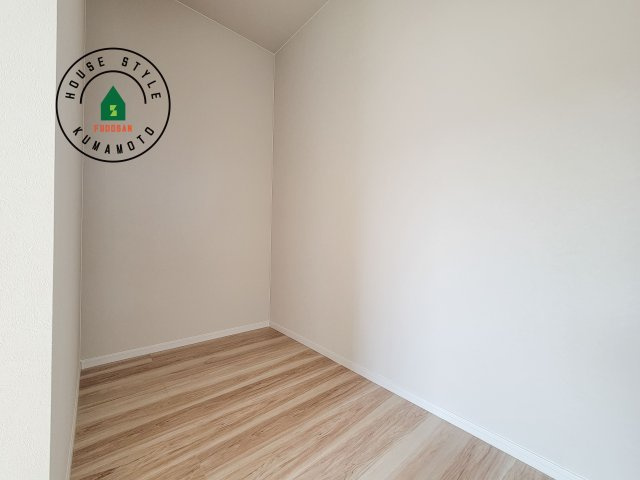 合志市幾久富第2-2棟（2号棟）　の収納|洋服や大きな荷物が多い方や人数の多いご家族などは、一般的なクローゼットよりもウォークインクローゼットのほうが使い勝手が良いです。